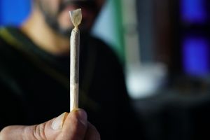 Zastanawiasz się jak myślą osoby uzależnione od marihuany? To pytanie, które może wydawać się trudne, ale odpowiedź na nie jest ważna dla zrozumienia i wspierania osób borykających się z uzależnieniem. W tym tekście spróbujemy przyjrzeć się, jakie procesy myślowe mogą towarzyszyć uzależnieniu, oraz jak można skutecznie pomagać osobom w potrzebie.